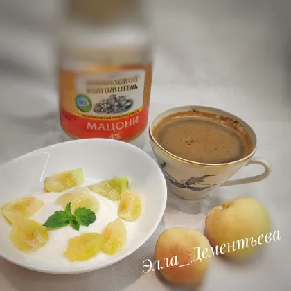 Идеальный завтрак 'мацони с персиками' и кофе
