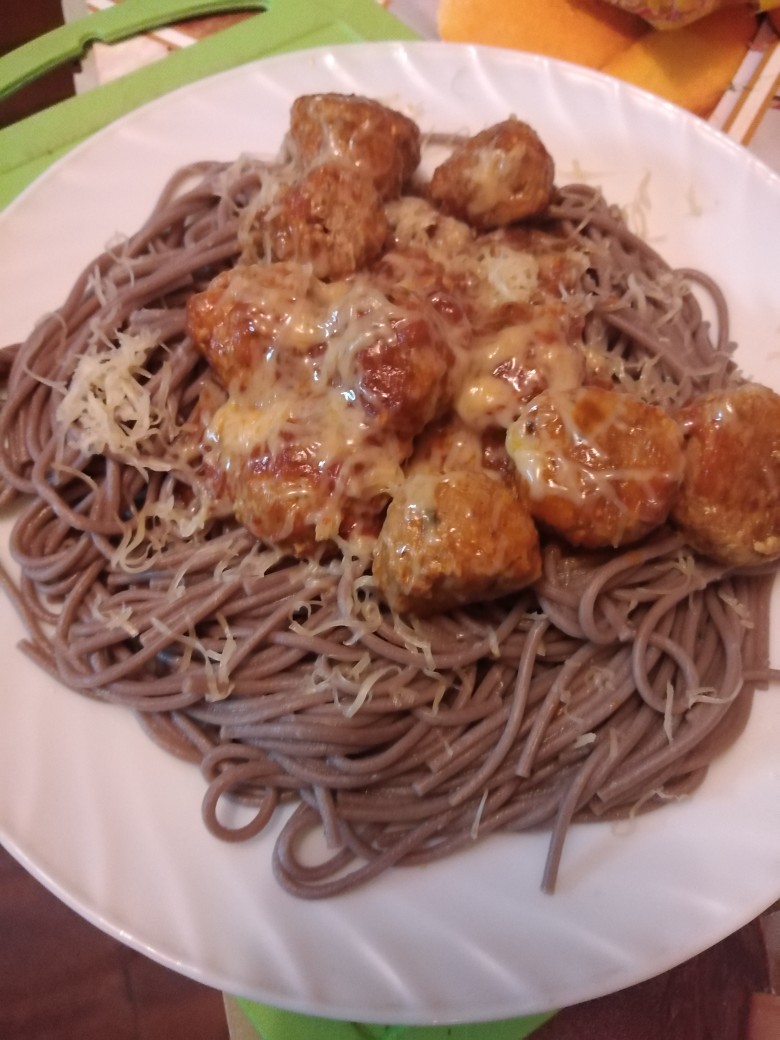 🍝Гречневая лапша с фрикадельками в томатном соусе. 🍝
