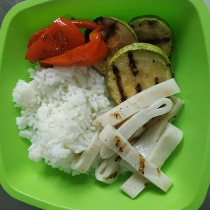 Кальмар с овощами гриль и рисом с лаймом