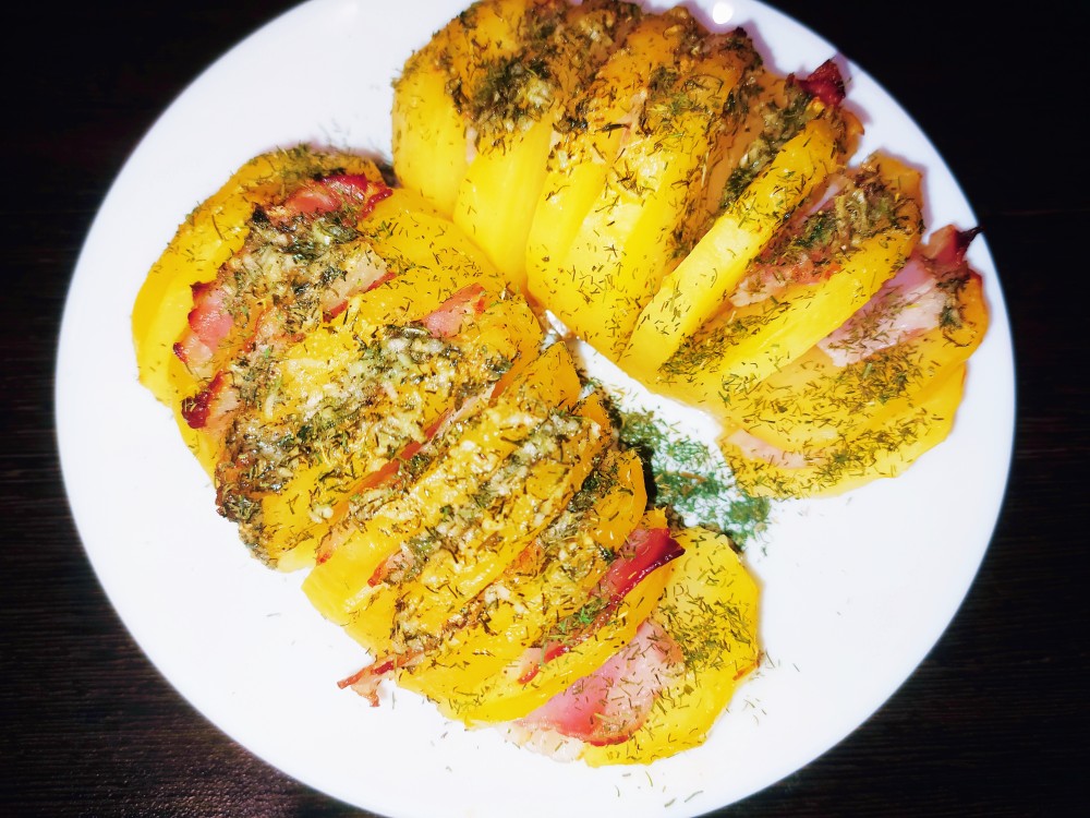 "Ароматный картофель с беконом в духовке"