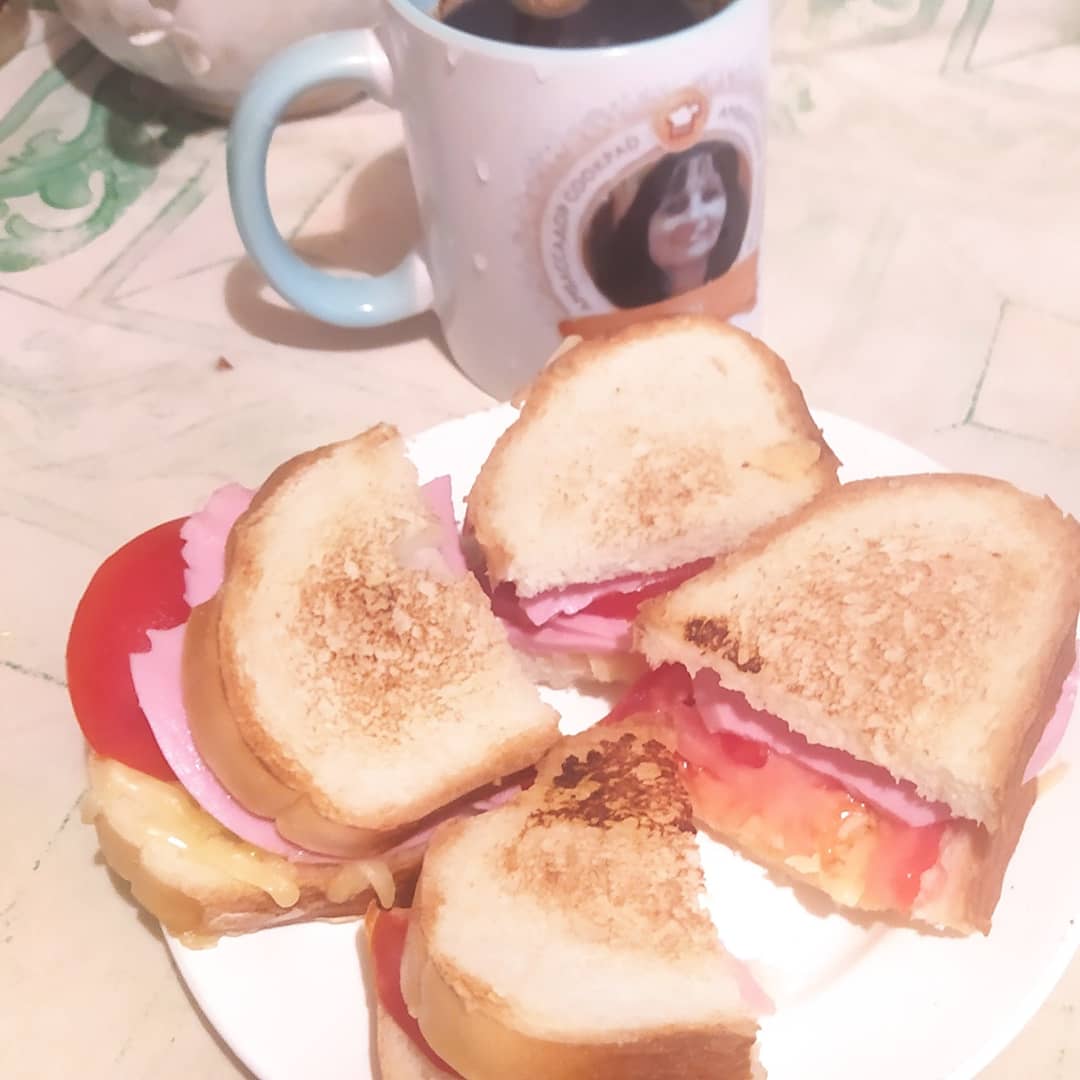 Гренки с колбасой и помидорами