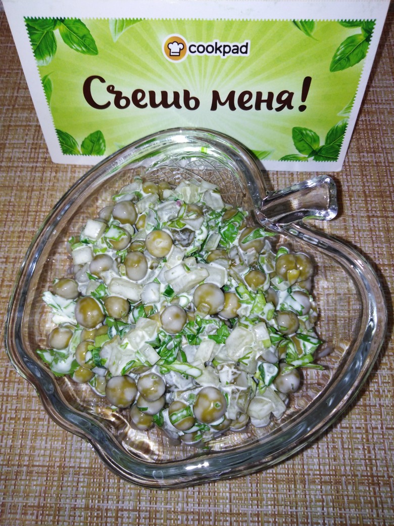 Салат Зелёный из огурцов, зелени и горошка