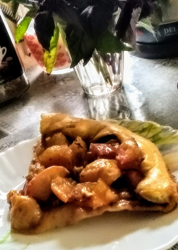 Тарт с томлеными яблоками и орехами