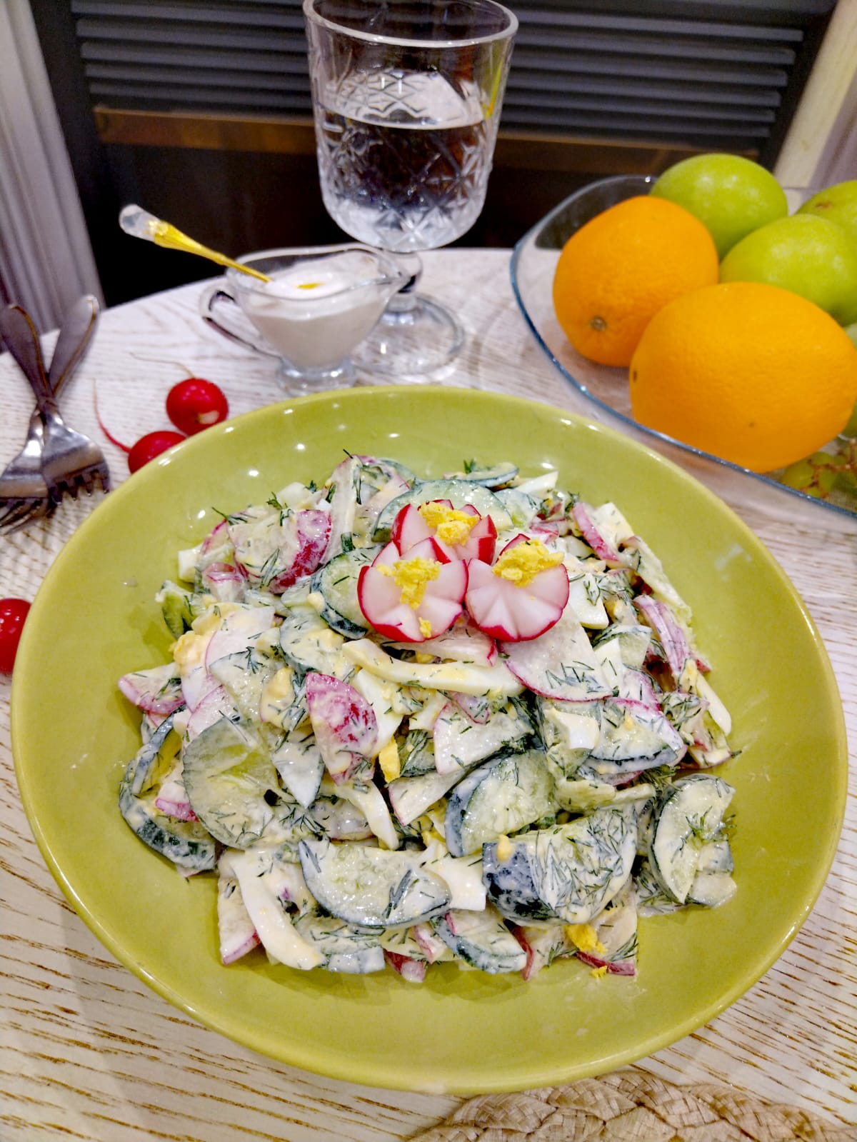 Салат с редисом, яйцом и огурцом