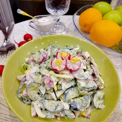 Салат с редисом, яйцом и огурцом