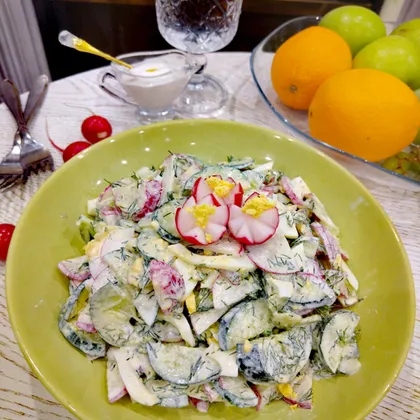 Салат с редисом, яйцом и огурцом