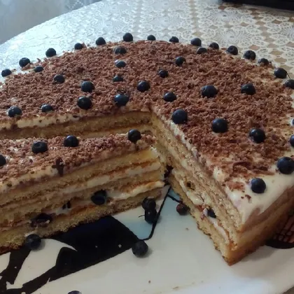 Бисквитный торт без выпечки с черникой и шоколадной крошкой