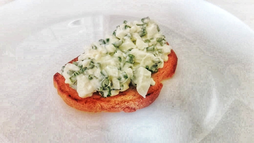 Бутерброды с яйцом и луком