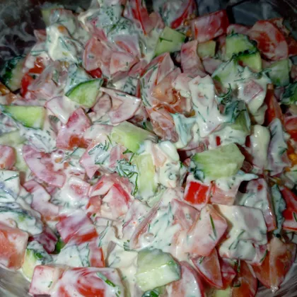 Салат с помидорами, огурцами и перцем