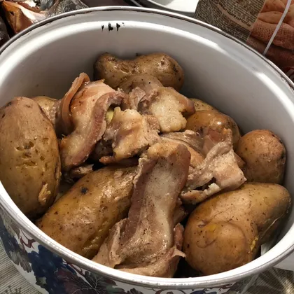 Картофель в мундире с салом в духовке