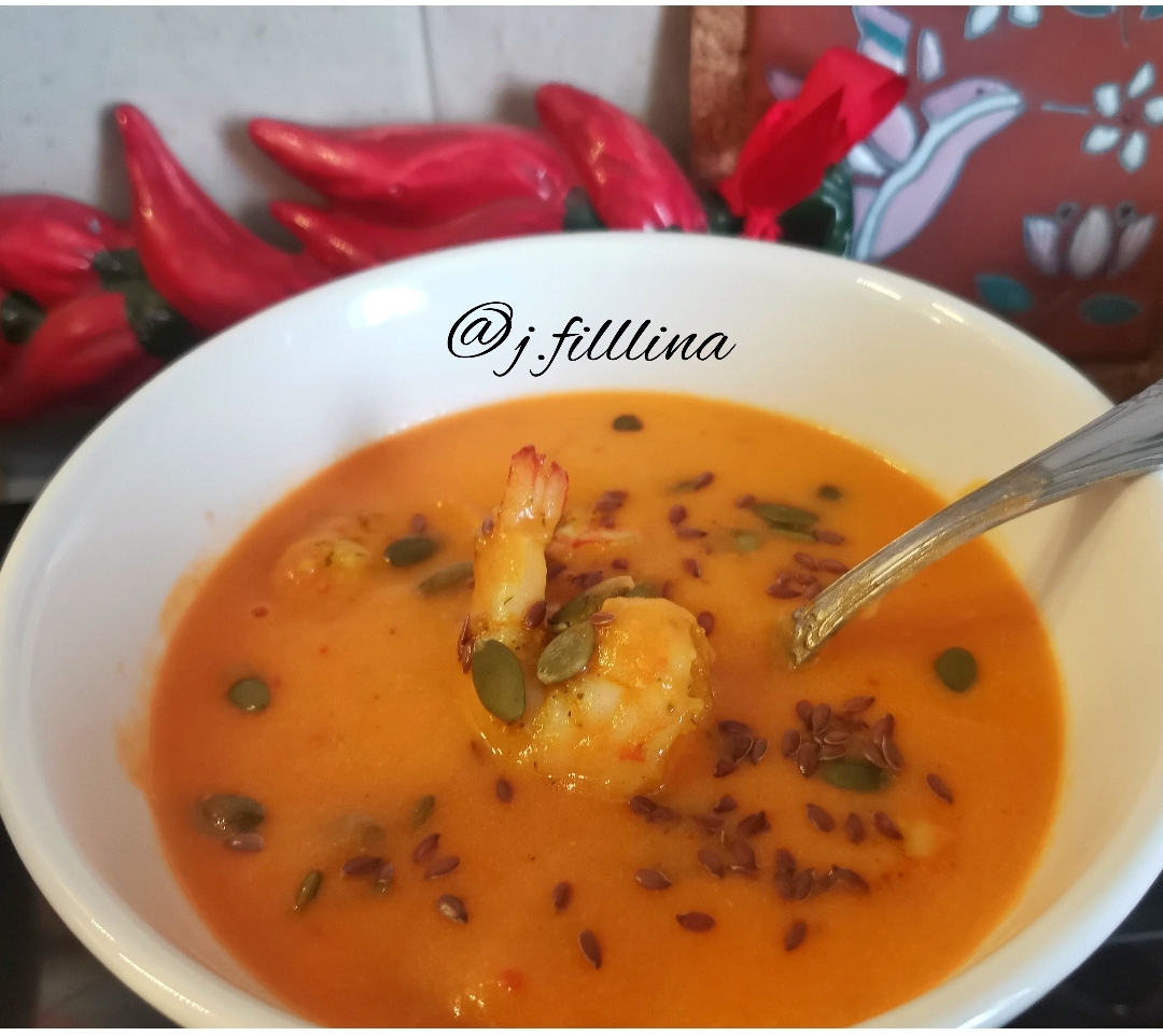 Острый томатный крем-суп с луком - пореем и морепродуктами