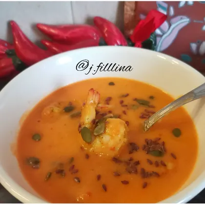 Острый томатный крем-суп с луком - пореем и морепродуктами