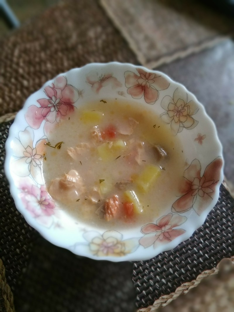Суп из красной рыбы со сливками с хвостом и головой