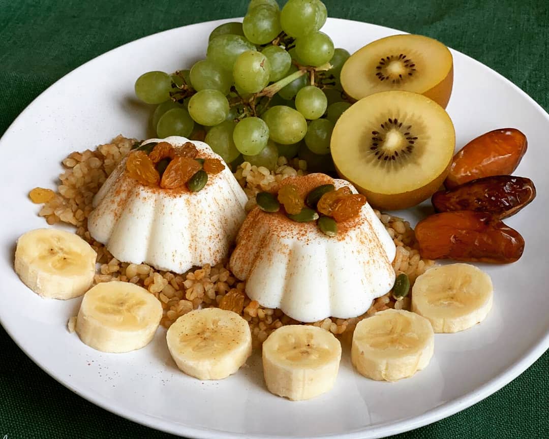 Творожный мусс на сладком булгуре с фруктами