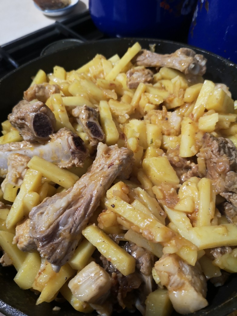Картошка тушоная с ребрышками