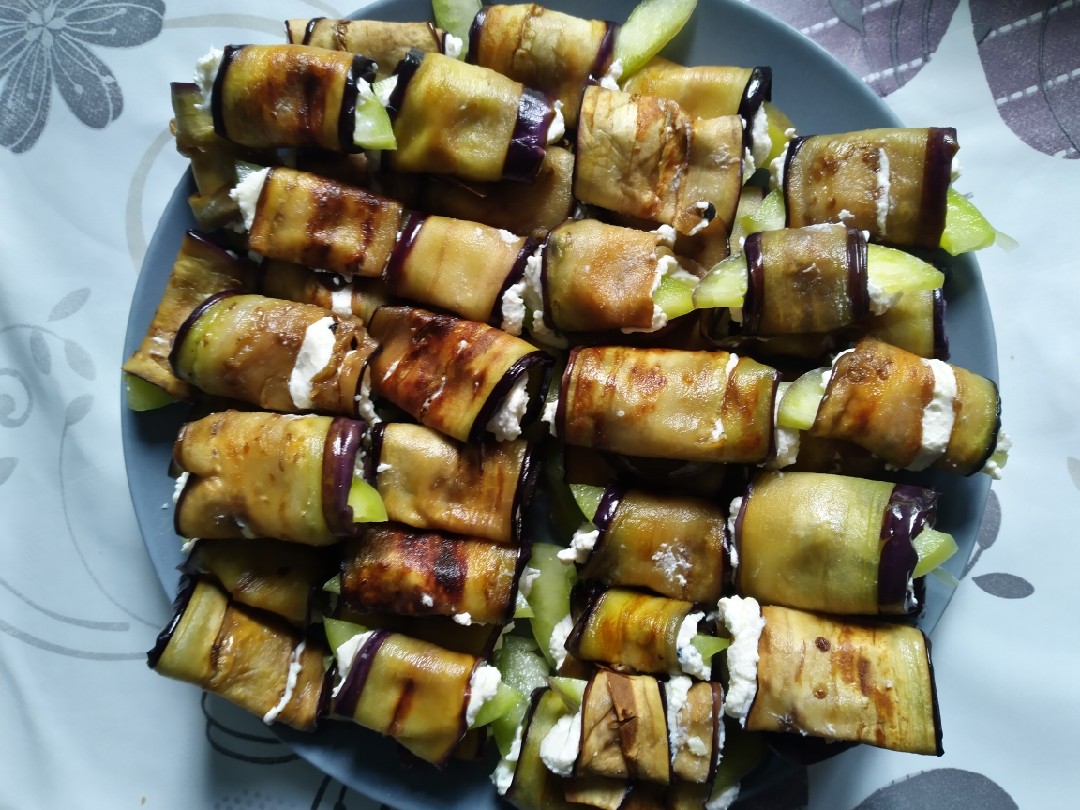 Баклажанные рулетики с творогом и болгарским перцем