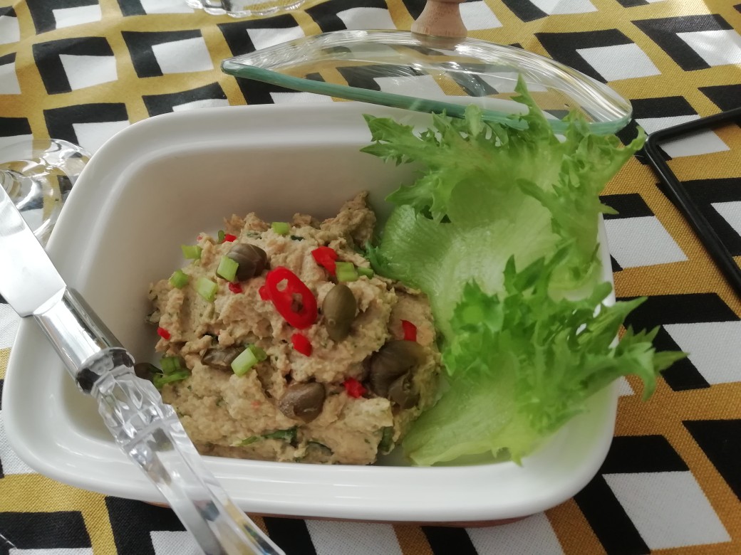 Паштет с лососем, каперсами и горьким перцем