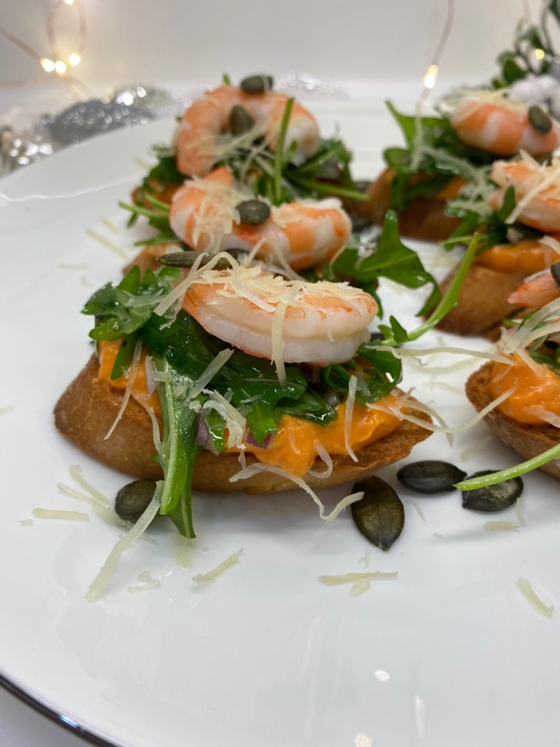 Вкусные брускетты с креветкой