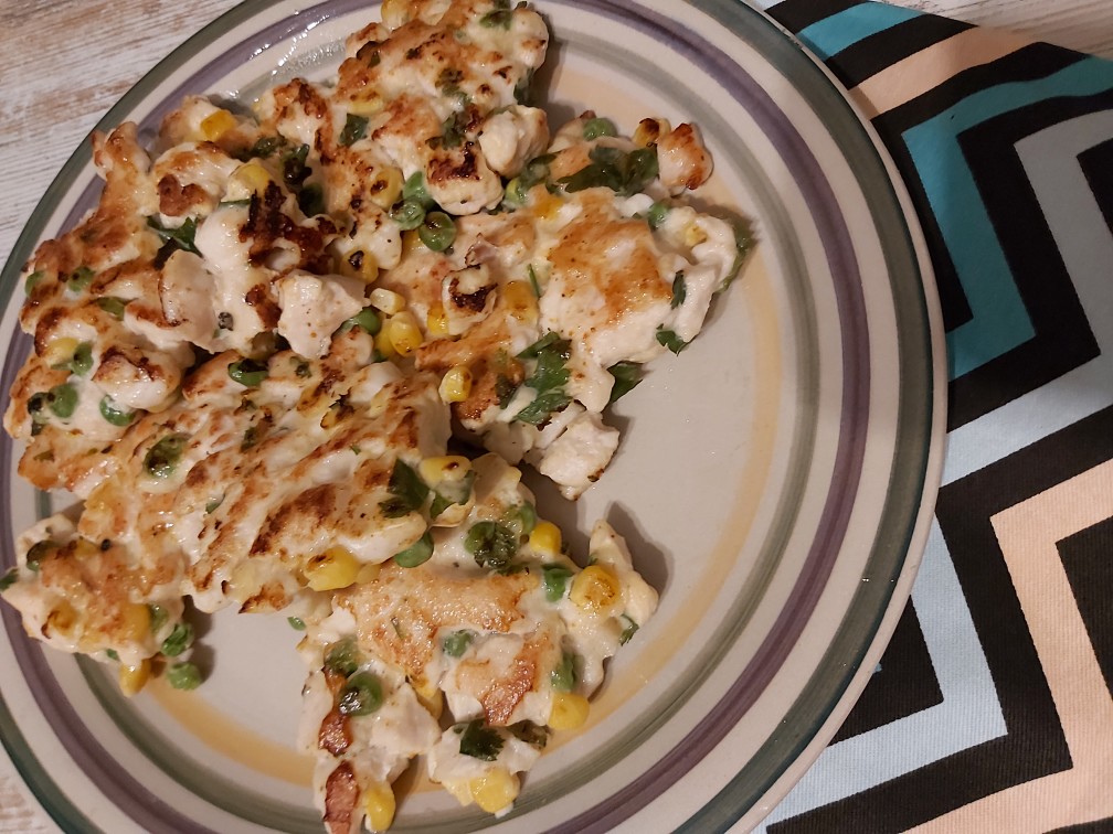 Куриные котлетки с горошком и кукурузой