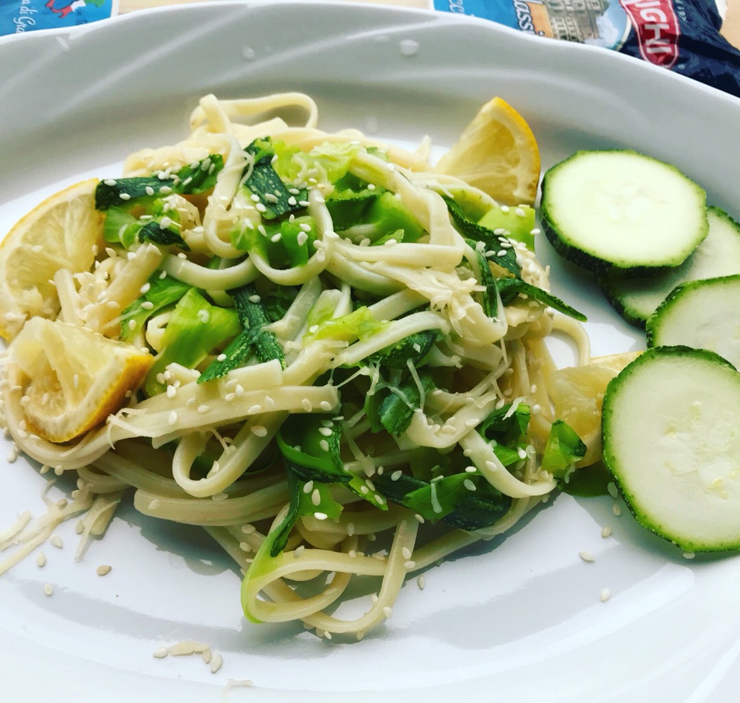 Лапша с цукини, лимоном и чесноком