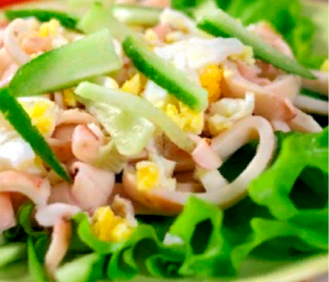 Салат с кальмарами, свежим огурцом и рисом