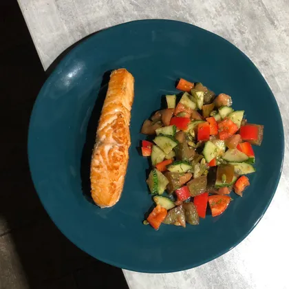 Стейк из лосося с овощным салатом