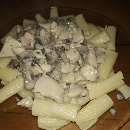 Макароны в сливочно-сырном соусе с грибами и курицей