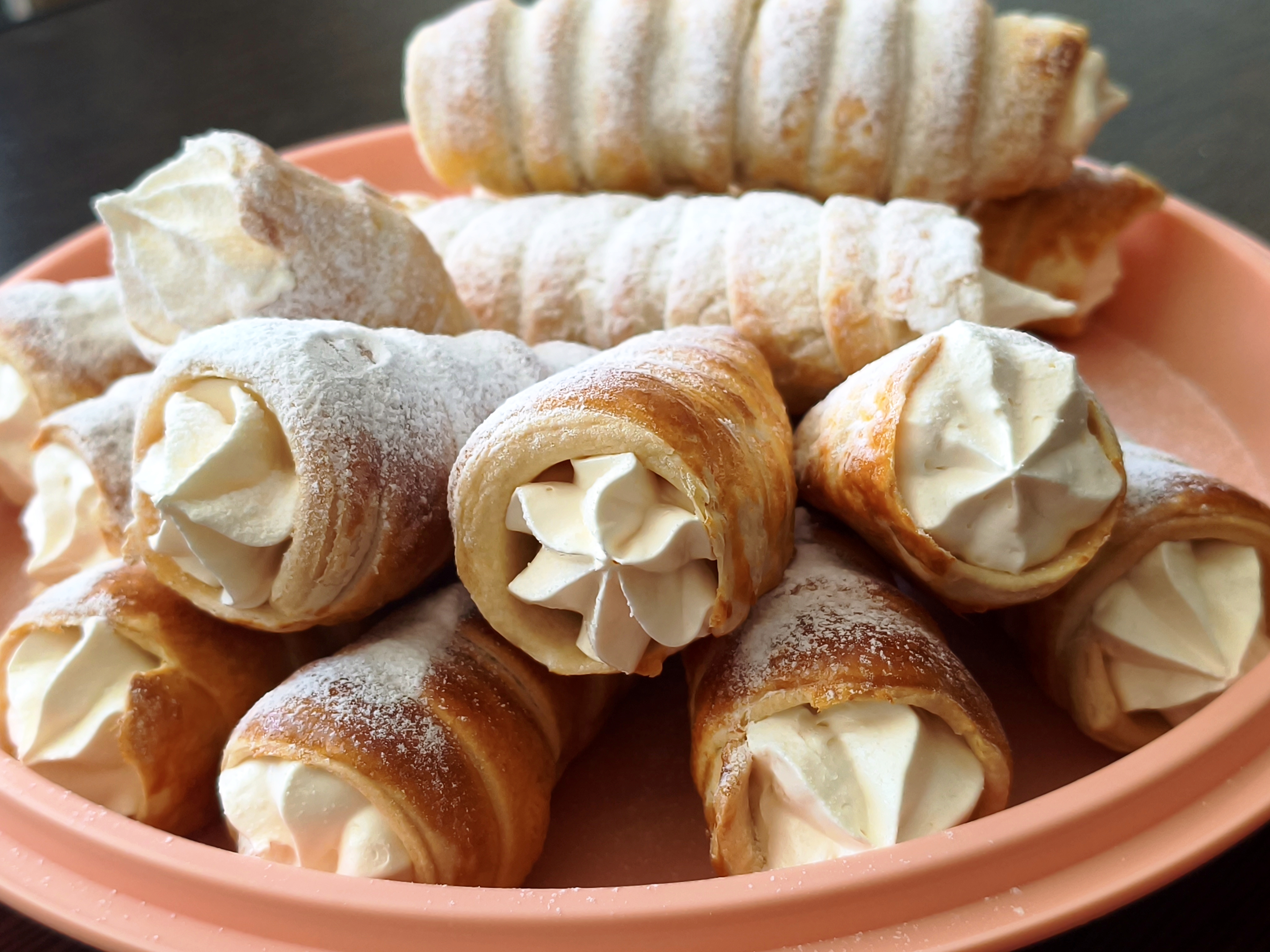 Трубочки из слоеного теста с белковым кремом