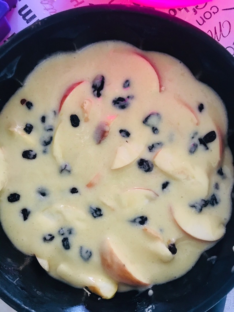 Шарлотка с изюмом