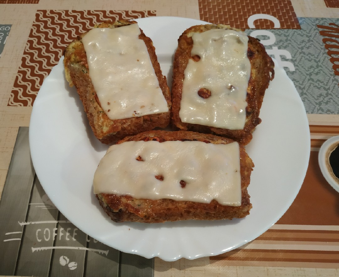 Омлет с сосиской, сыром в хлебе