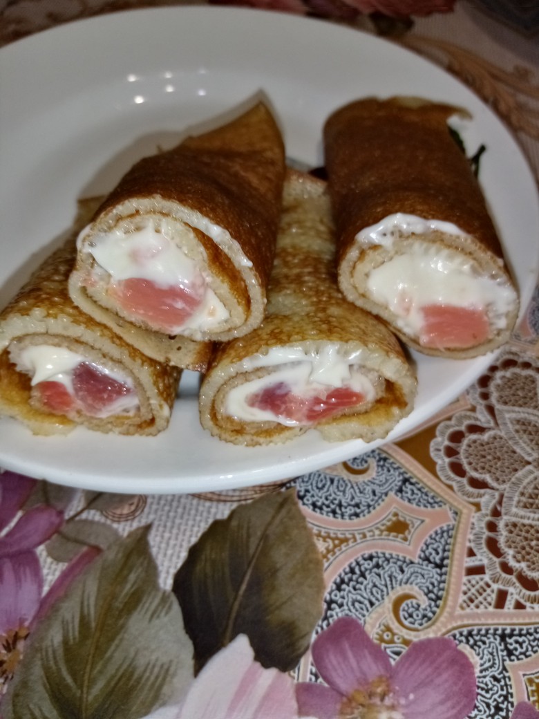 Блинчики с красной рыбой и сыром