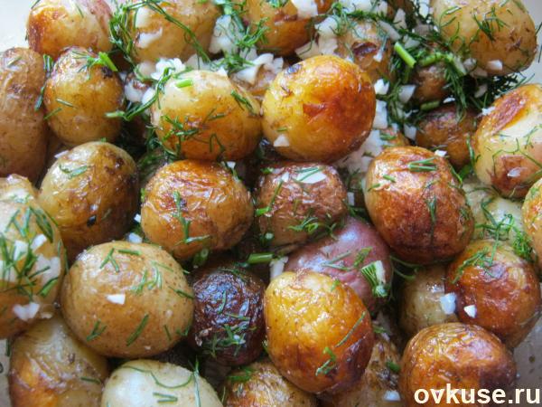 Молодой картофель жареный с чесноком и укропом