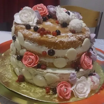 Ванильный бисквитный торт со взбитыми сливками