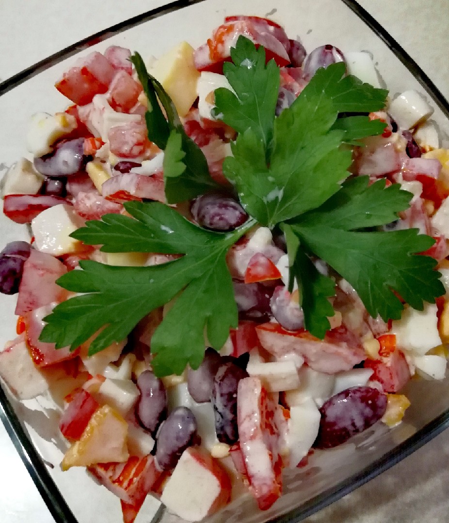 Салат с фасолью и крабовыми палочками, сыром и помидорами