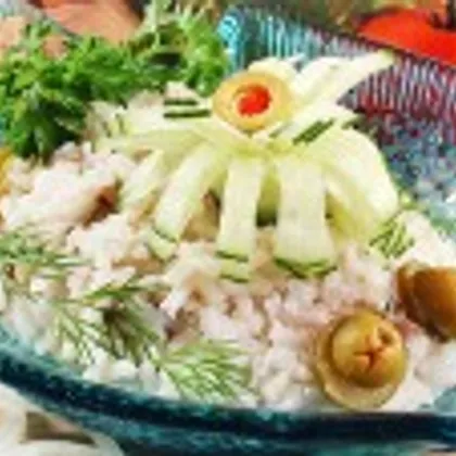 Салат из консервированной рыбы и риса
