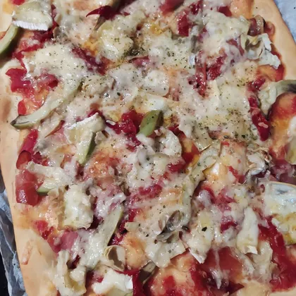Пицца с вяленой свининой, авокадо и консервированными артишоками