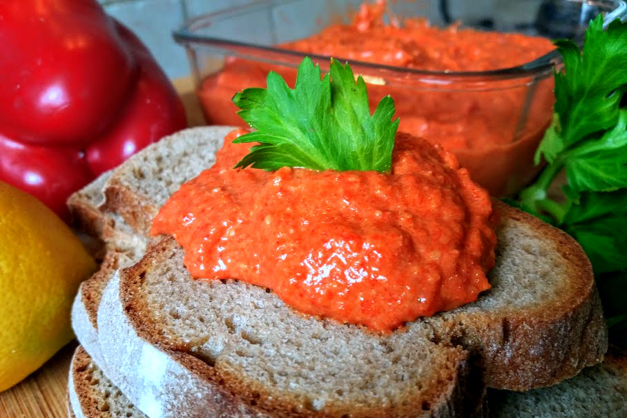 Мухаммара или салат из перцев с тхиной и хумусом