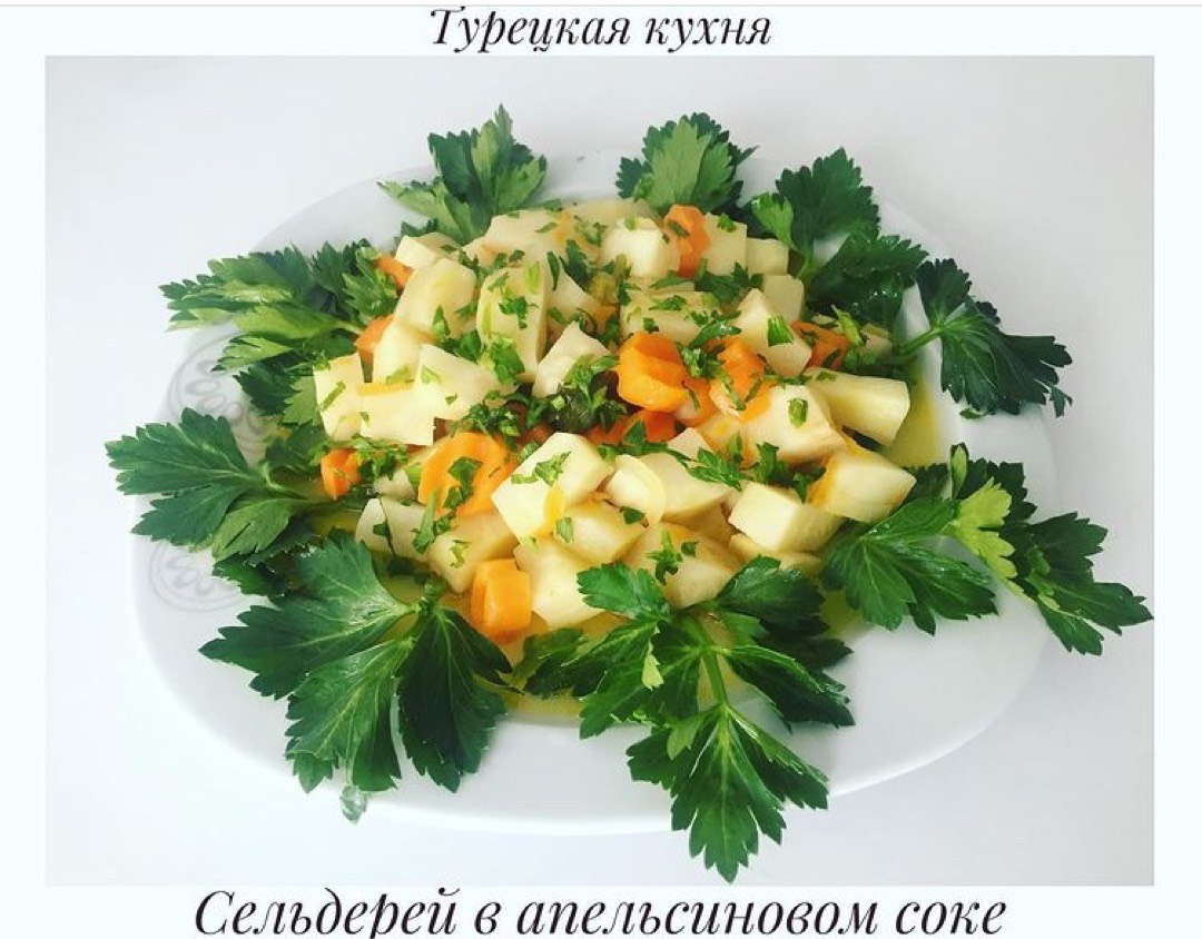 Салат из цветной капусты и брокколи с кукурузой и перцем: рецепт - Лайфхакер