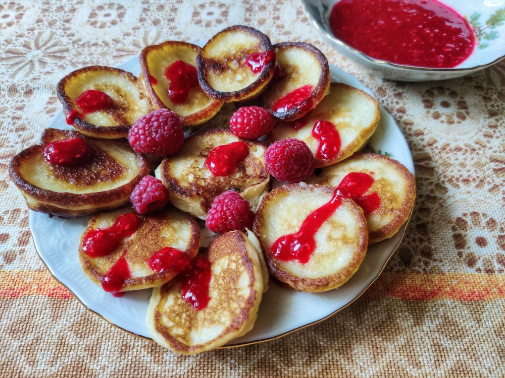 Мини-Оладьи с хрустящей корочкой и малиновым соусом