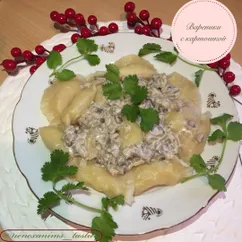 Вареники с картошкой и соусом из грибов