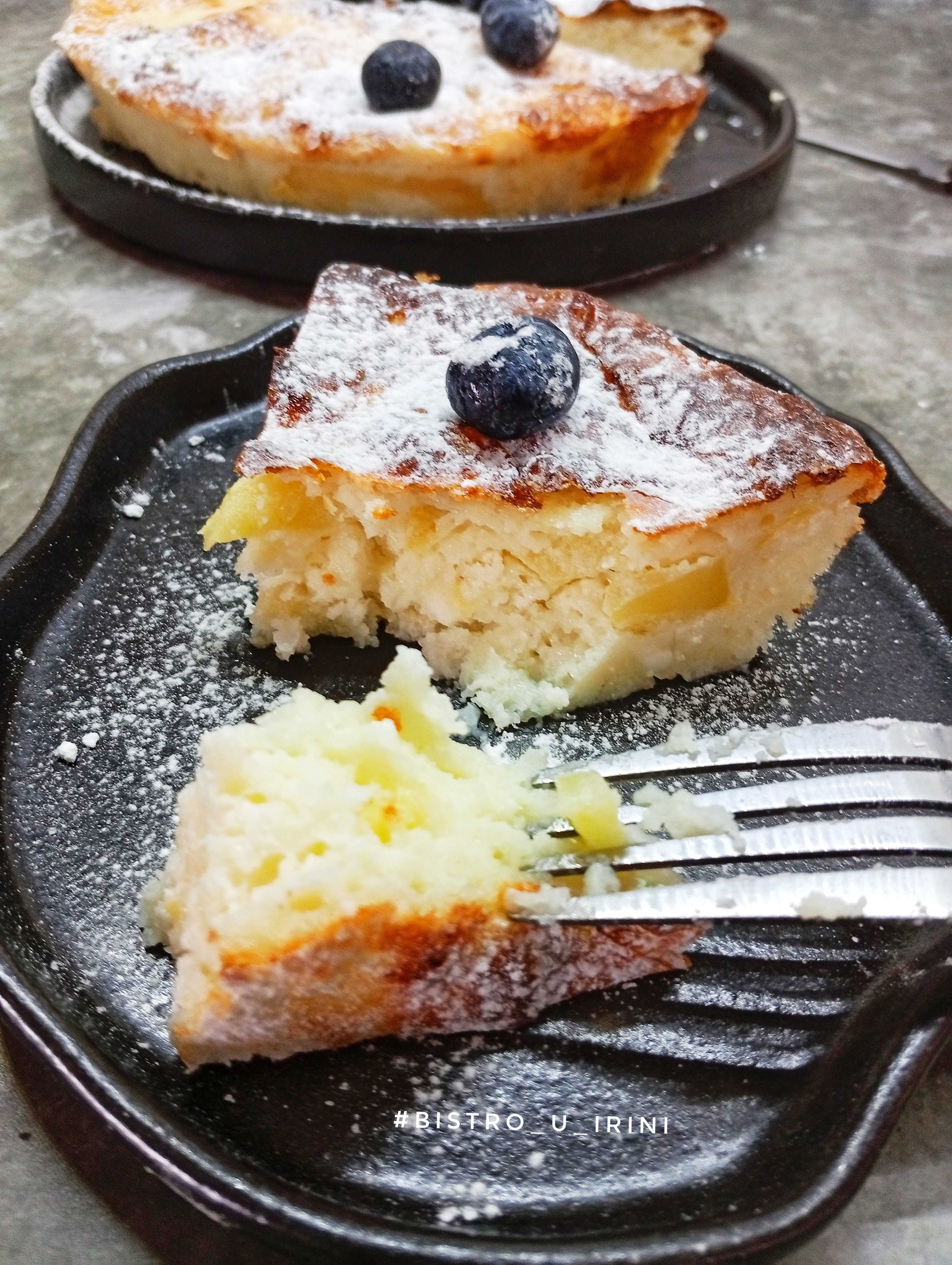 Запеканка творожная с кусочками яблока
