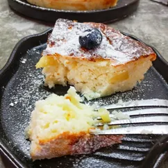 Запеканка творожная с кусочками яблока