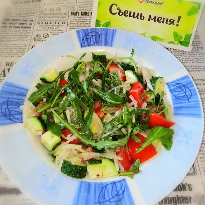 Салат с овощами и рукколой