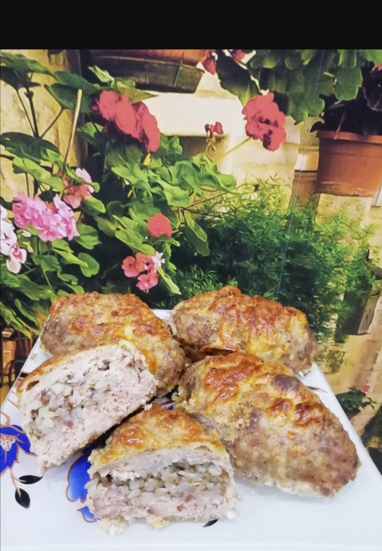 Котлетки с начинкой из духовки под шубкой🙂