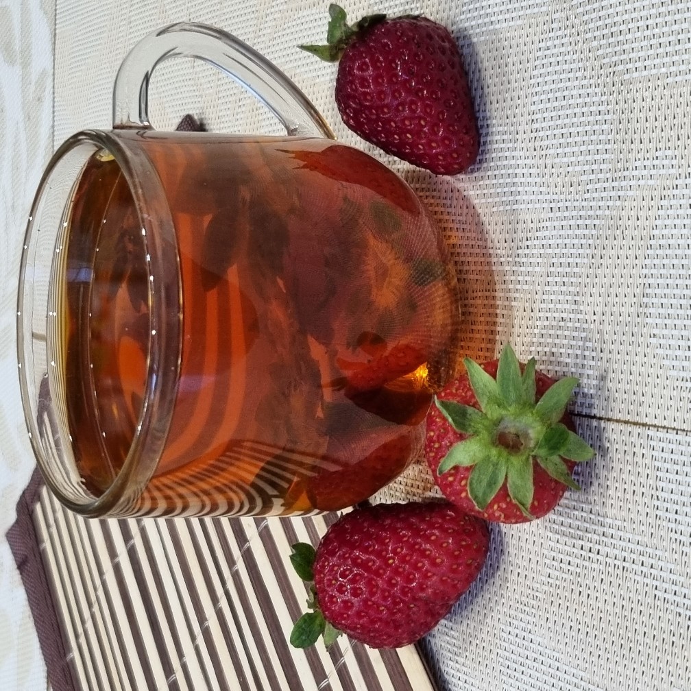 Травяной чай с клубничными чашелистиками (хвостиками)
