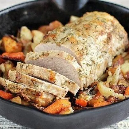 Запеченная в сковороде свиная вырезка с морковью и картофелем