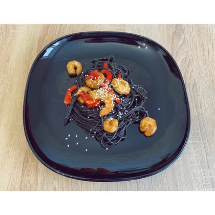 Спагетти с чернилами каракатицы и креветками в соусе Терияки