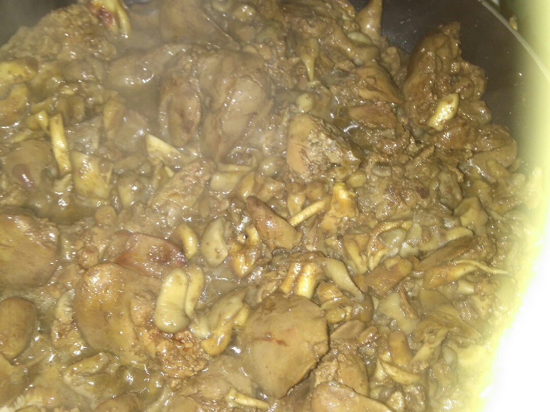 Печень куриная тушёная с грибами