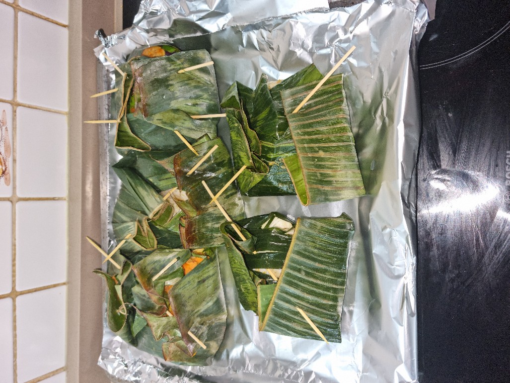 Курица и овощи запечённые в листьях банановой пальмы