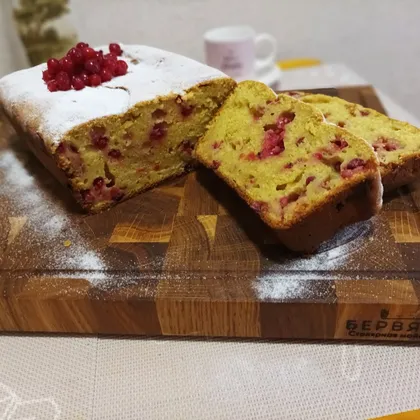 Творожный кекс с красной смородиной